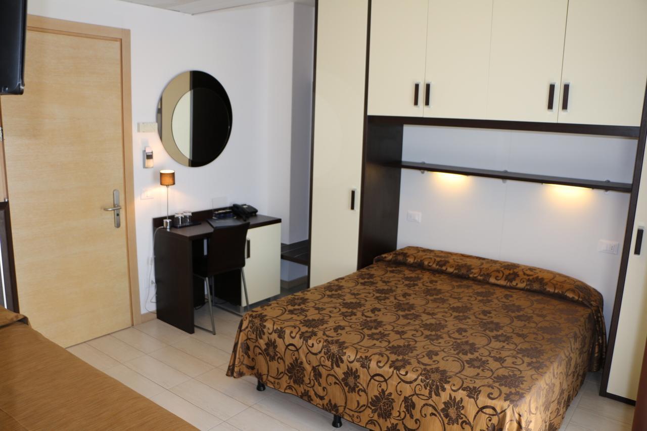 Hotel Bellevue Линяно Сабиадоро Екстериор снимка