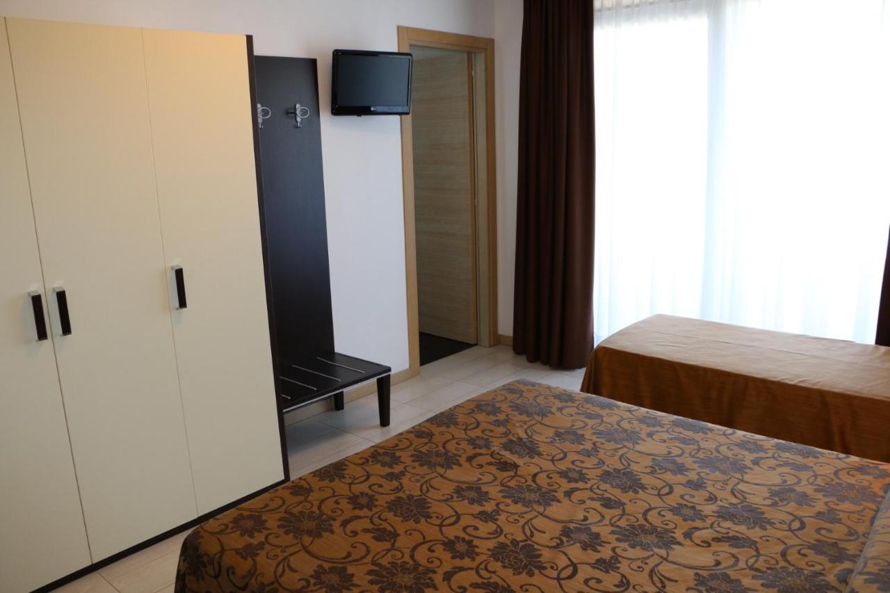 Hotel Bellevue Линяно Сабиадоро Екстериор снимка